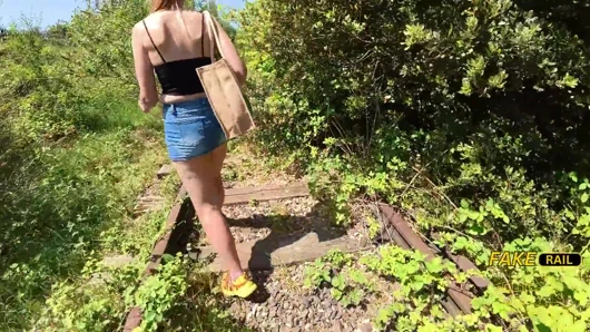 Alice Maze fake rail, tren istasyonunda yakalandı ve sikildi