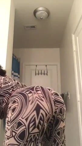 Tam burada menüde büyük siyah göt