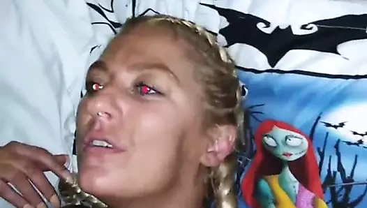 Beni sikiyor eski bir sarışın güzel