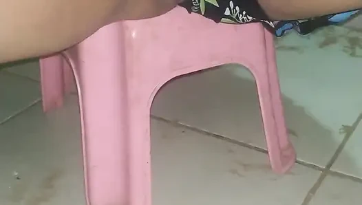 Fahişeyi izliyorum ve açık amcığını görebilirsiniz