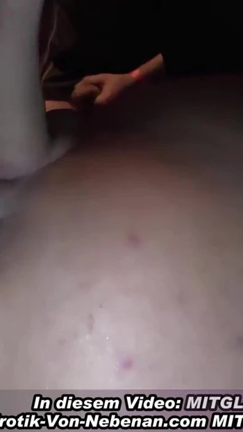 Потрясающий момент из "Жесткой секс-вечеринки в немецком свинг-клубе с большим количеством спермы"