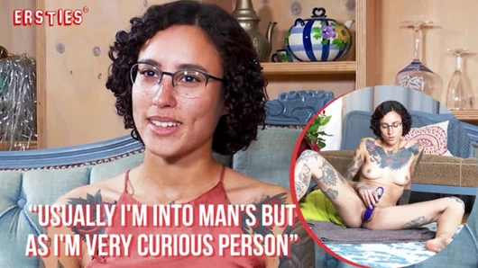 Ersties - seksi esmer oyuncak kullanırken boşalıyor