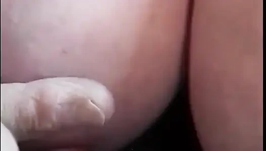 Брюнетку с массивным вымем ласкают и привязывают в камере