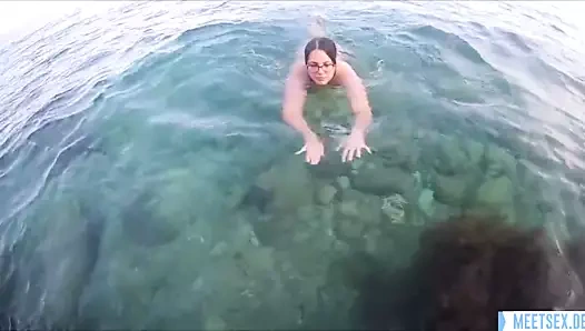 Public Blowjob beim Schwimmen!