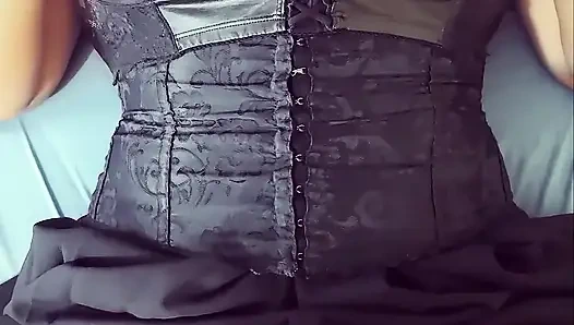 Gotik kız şu anda ateşli ve büyük göğüsleriyle oynamak istiyor