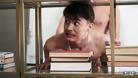 Erkekler - kütüphanede dölleniyor