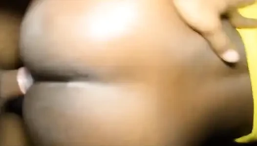 Onu motelden alıp büyük siyah götünü sikiyor