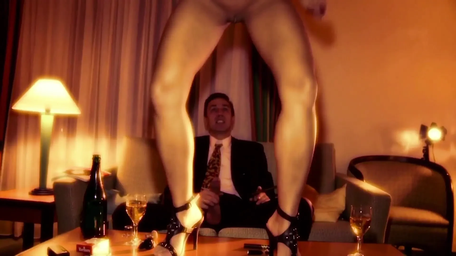 Yutmayı seven topuklu sarışın orta yaşlı seksi kadının götünde büyük yarak