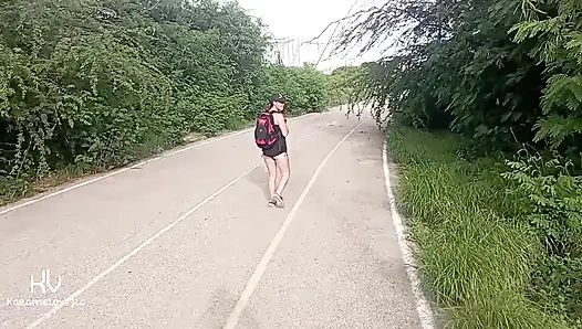 Sapık bana herkesin içinde penisini gösteriyor ve terk edilmiş bir binada denemeye karşı koyamadım