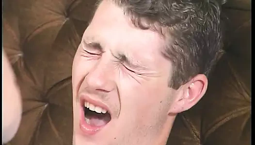 Grandma bekommt juengling zwischen die Beine