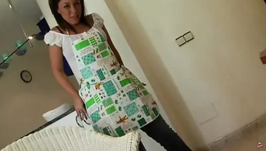 Temizlik şirketi temizlemen için sana seksi bir orta yaşlı seksi kadın gönderdiğinde.