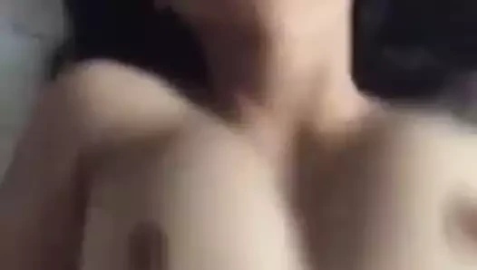 Japon kız sert bir horoz alır.