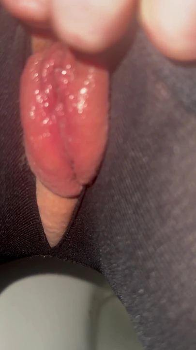 Киска сквиртует, думая о члене