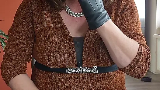 Eldivenlerle puro içiyorum ve kendimle oynuyorum