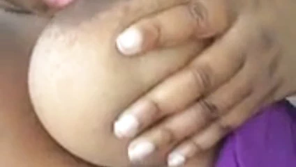 Deldi abanoz inek kendini emmek büyük göt memeleri - momba