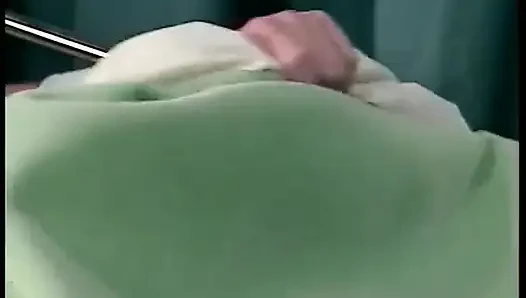 Bu hemşire erkek hastasını hastane elbisesiyle sikmeyi seviyor