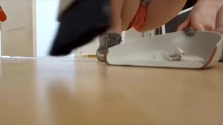 Şirin kız şortlu temizlik