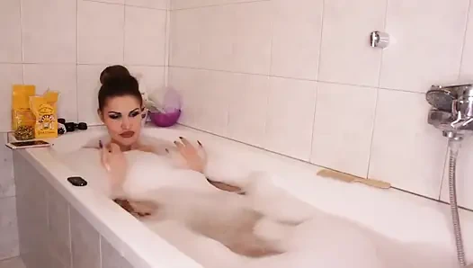 Diva del tubo banyo yapıyor ve uzun bacaklarını gösteriyor