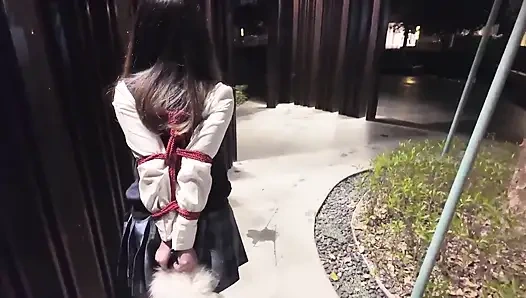 Okul üniformalı Hs19-a kız sokaklarda dolaştı