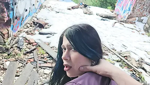 Büyük bir gotik terkedilmiş bir otelde sevişiyor - halka açık