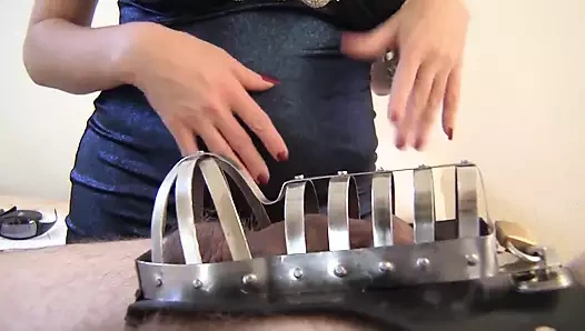 Bekaret kölesi yarak tokatlama elle muamele ile sağılıyor.