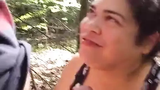 Hile latin karısı emme horoz içinde ormanda dinlenme alanı prt2