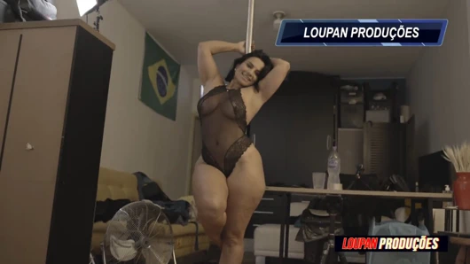 Orta yaşlı seksi kadın Marcia imperator kürkte amcık veriyor ve içine boşalıyor ve biniyor