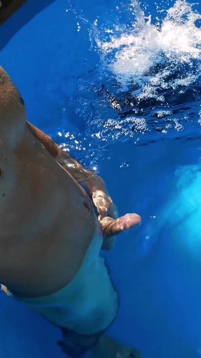 Рискованно показывать мой стояк в бассейне, пока соседи на улице