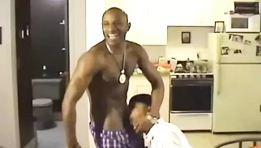 Arkadaşlarıyla takılmak sert bir üçlü sekse dönüşüyor