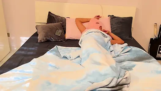 Çok heyecanlı bir şekilde uyandım, tahrik oldum ve kendimi orgazma getirdim