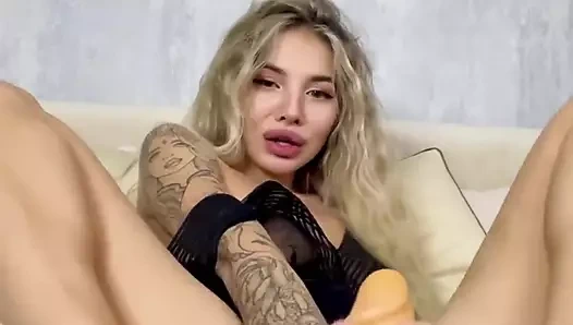 Fetişim bacaklarımın arasındaki lastik bir yarak. Seksi ayakla muamele