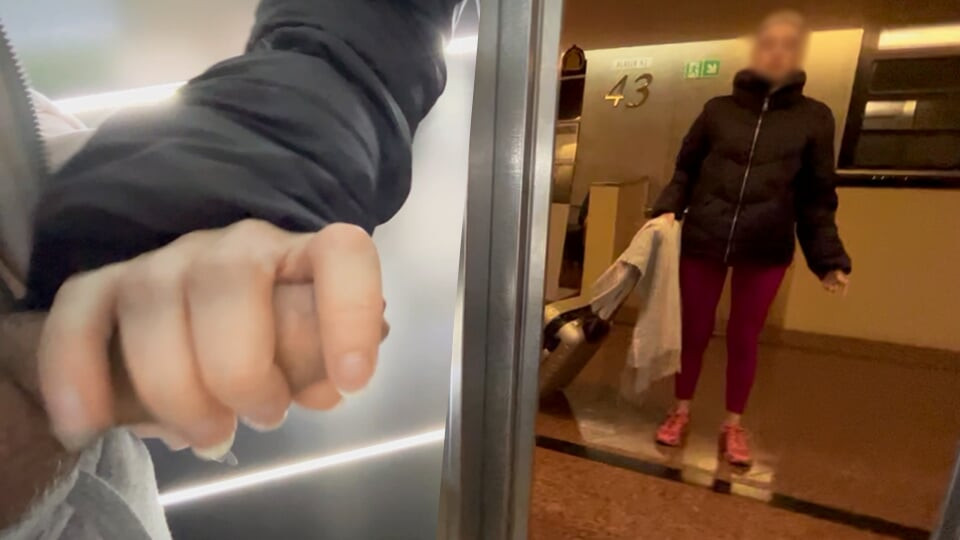 Otelden bilinmeyen bir sportif kız halka açık asansörde bana sakso çekiyor ve boşalmamı bitirmeme yardımcı oluyor