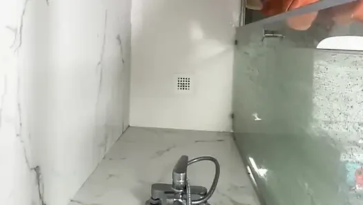 Annemi duşta çıplak yakalıyorum