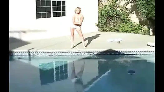 Danni ashe havuz kenarında soyunur