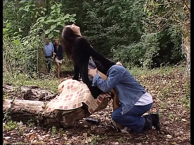 Genç adam kız arkadaşını sikişmesi için parka getiriyor