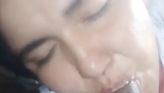 Üvey erkek kardeşimin yarağını emiyor