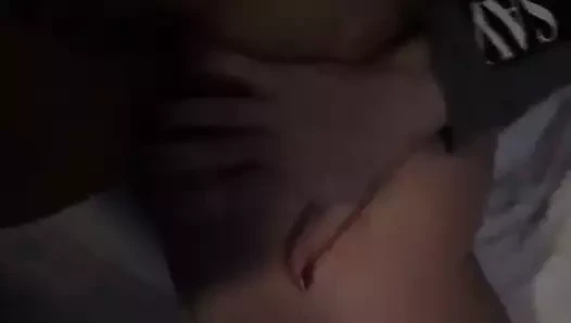 Sarışın yumruklu ve squirts. canavar yapay penis alır