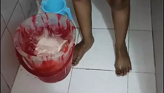 Rani önümde çırılçıplak banyo yapmaya başladı. 😯