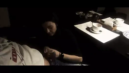 Kız akşam yemeği için masanın altında bir kafede emdi