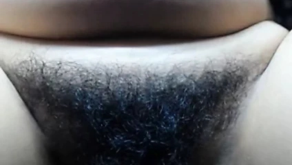 Olgun anne kıllı amını yakın çekim gösterir