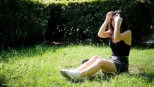 Arina açık havada 120 mm sigara içiyor