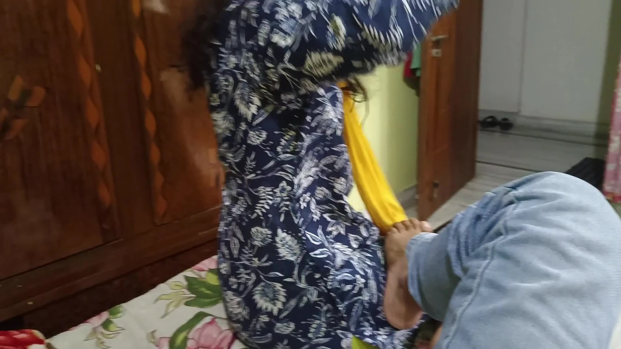 Sasur ne bahu ko choda pair dard k bahane .. Indian thurky sasur Bahu sex !!