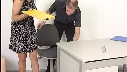 18yo Brunette fickt fuer mehr Geld