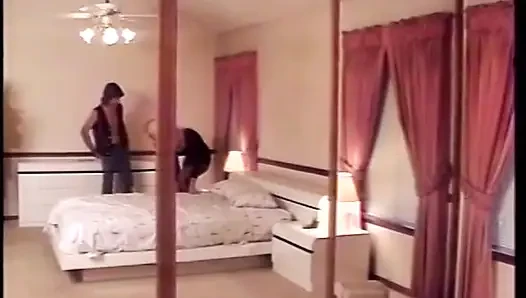 Genç sarışın bisikletçi sürtük Kendall sıkı amcığını sert uzun saçlı adamla sikiyor
