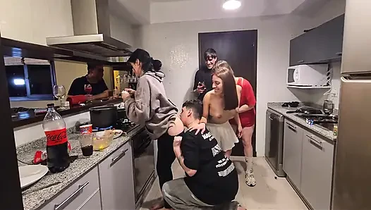 İki arkadaş büyük bir yarağı paylaşıyor, güneyde üçlü seks! Knock Knock Stream