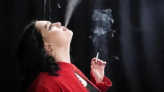 Tombul esmer kırmızı cardigan içinde sigara içiyor