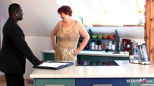 Alman büyük memeli olgun nine zenci adamı sikiyor