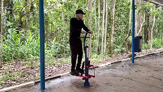 Spor salonu personeliyle sıcak