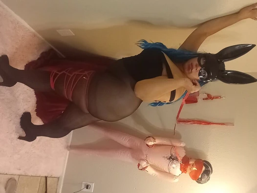 Dominakim itaatkarını aşağılayarak ilk kez sahneye çıkıyor