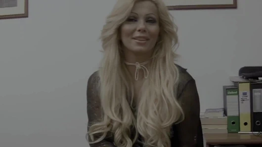 Güzel, Göğüslü MILF Oyuncu Seçiminde Mastürbasyon Yapıyor